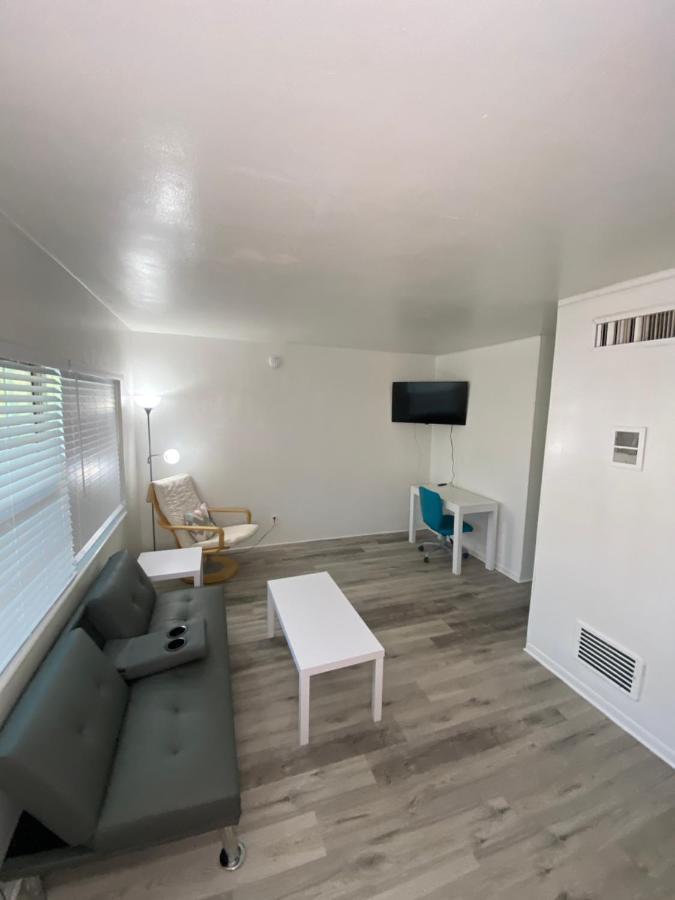 Uptown Inn & Suites Saint Petersburg Eksteriør billede