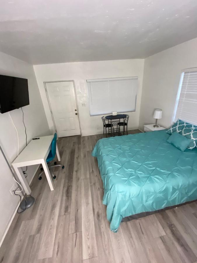 Uptown Inn & Suites Saint Petersburg Eksteriør billede