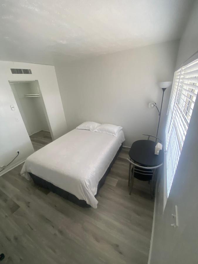 Uptown Inn & Suites Saint Petersburg Eksteriør billede