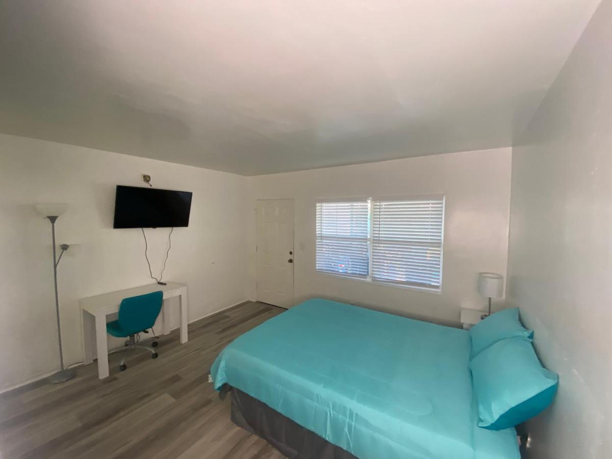 Uptown Inn & Suites Saint Petersburg Eksteriør billede